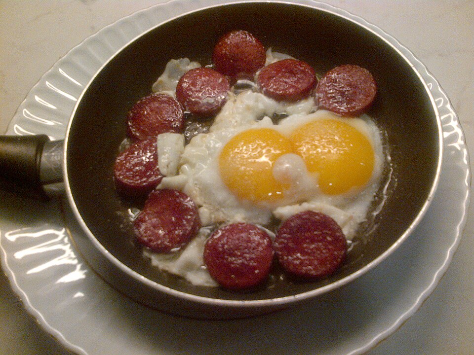 Sahanda Sucuklu Yumurta